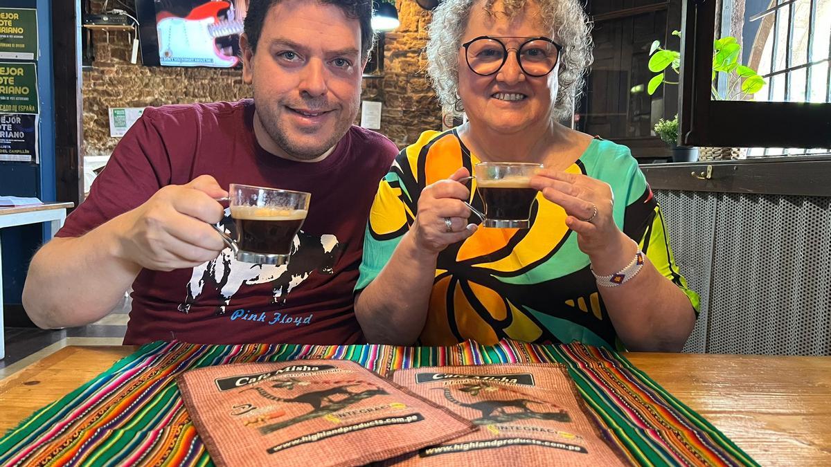 Juanjo Cima con Marisa Castañón, una clienta, con una taza de café de misa
