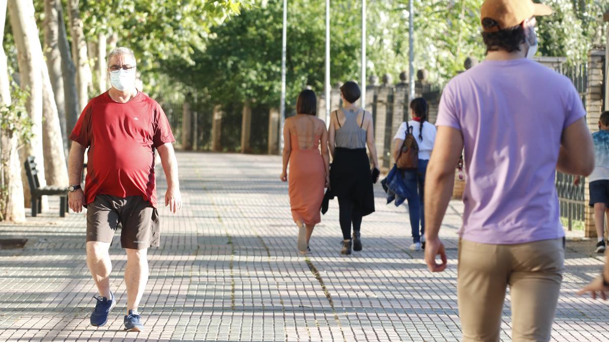 Varias personas transitan por una calle de Cáceres, ayer por la tarde.