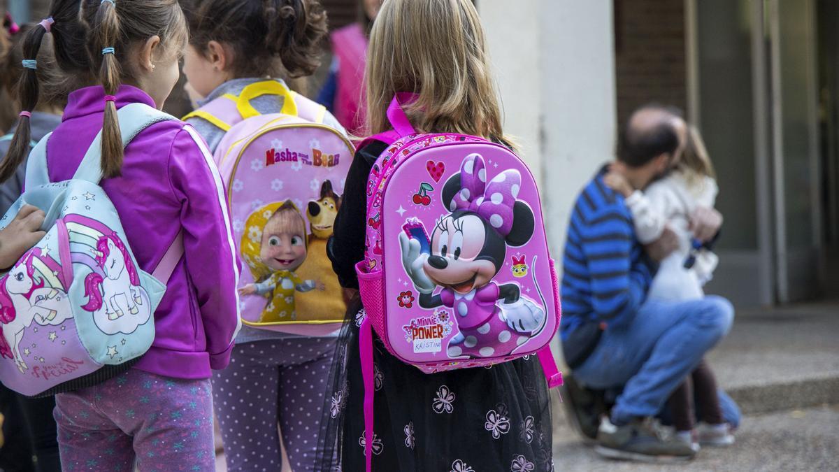 Niños entrando al Centro de Educación Infantil y Primaria.