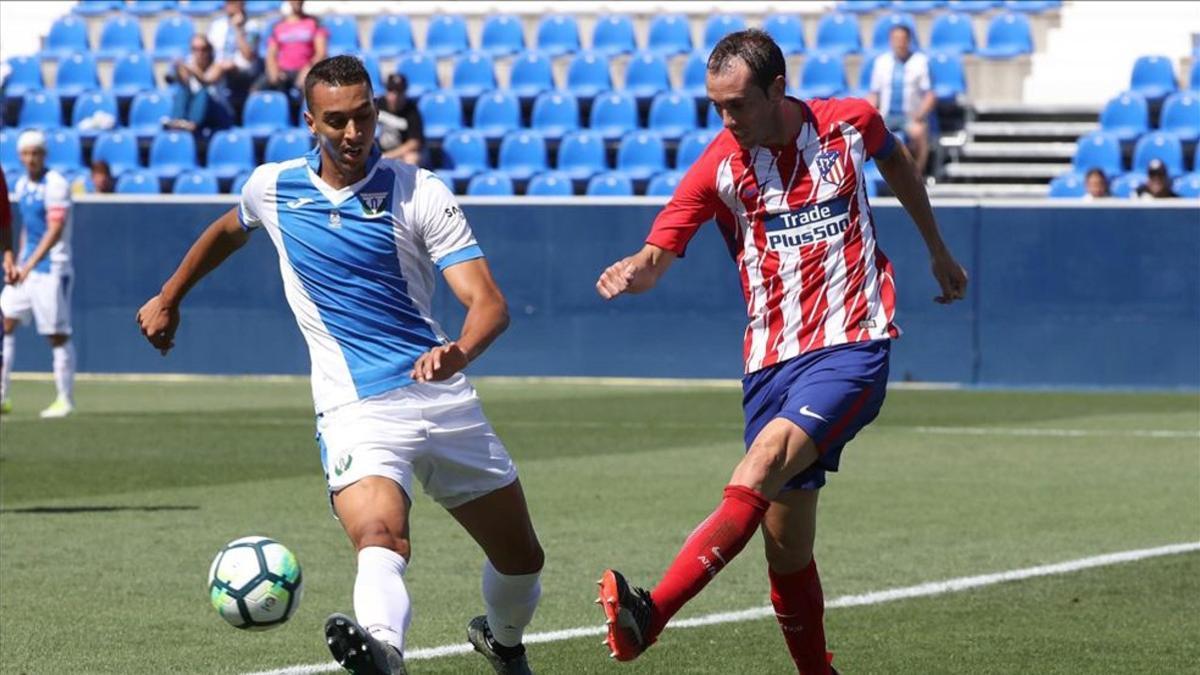 Godin disputa un balón al jugador del Leganés Leonardo