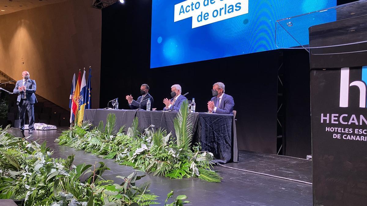 Acto de graduación de estudiantes de una anterior promoción de Hecansa.