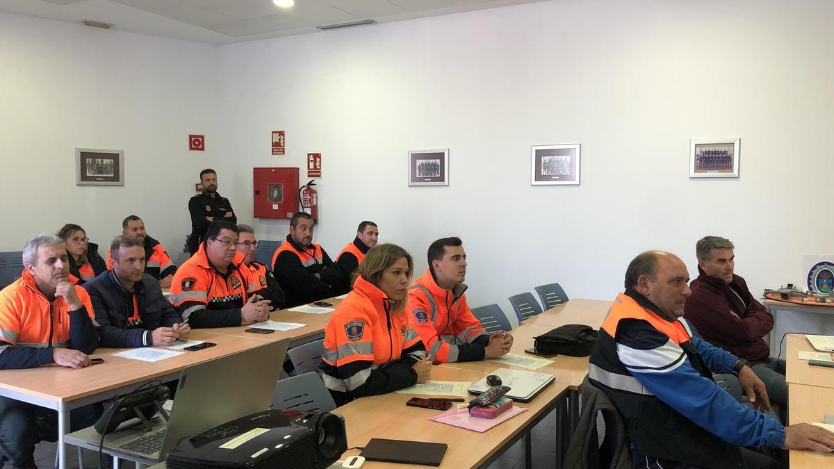 Voluntarios de Protección Civil durante una de las sesiones del curso.