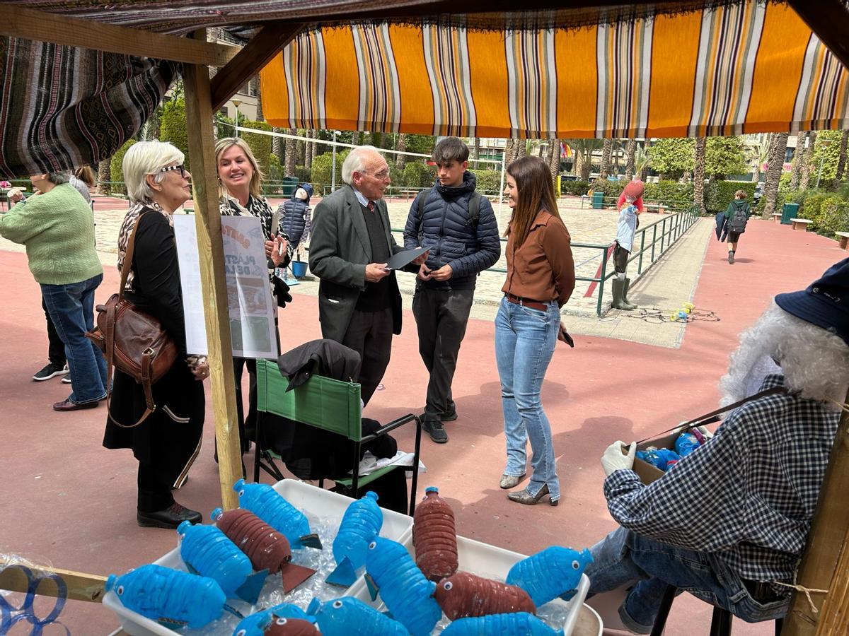La edil Inma Mora con el impulsor del certamen Pepe Payá en la visita a las obras presentadas, que como esta hace una denuncia social contra la contaminación