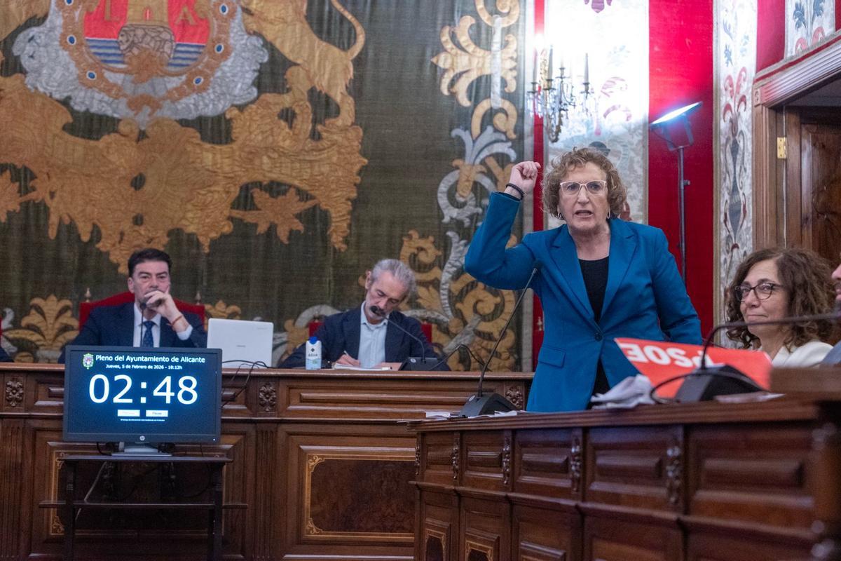El alcalde, Luis Barcala, escucha el discurso de la portavoz del PSOE, Ana Barceló.