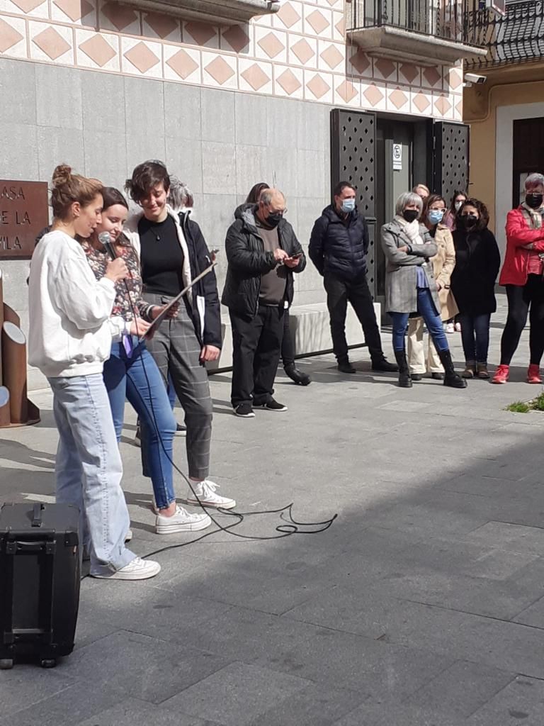 Lectura del manifest 8M a la Jonquera a càrrec de les alumnes de batxillerat de l'institut