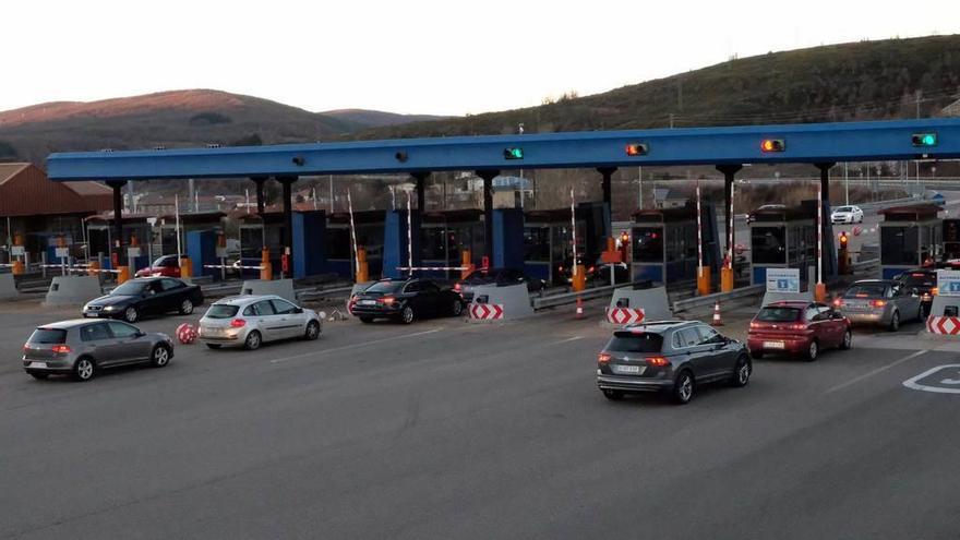 Peaje de La Magdalena, en la autopista del Huerna, ayer.