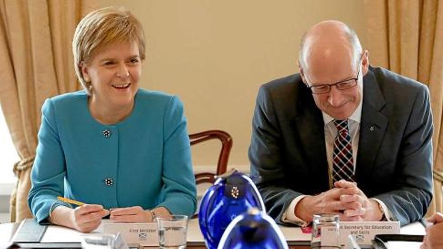 Nicola Sturgeon, al costat del seu viceprimer ministre John Swinney, en el gabinet d&#039;emergència de dissabte
