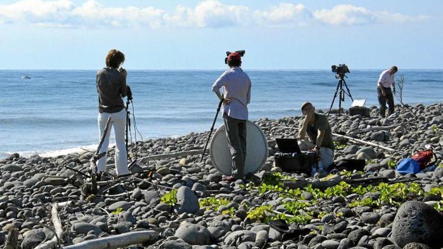 Els mitjans de comunicació informen sobre les troballes des del mateix lloc de la descoberta, a l&#039;illa de la Reunió