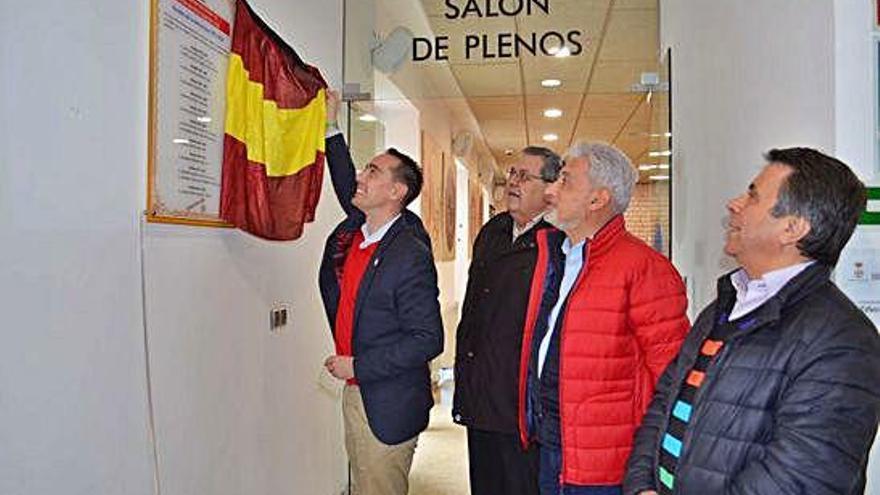 El alcalde, Luciano Huerga, descubre la imagen con los nombres de los alcaldes de la democracia.