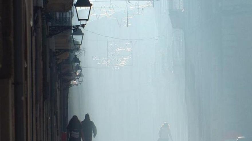 Una imagen casi londinense de Sóller, como consecuencia de las nubes de humo. | J.MORA