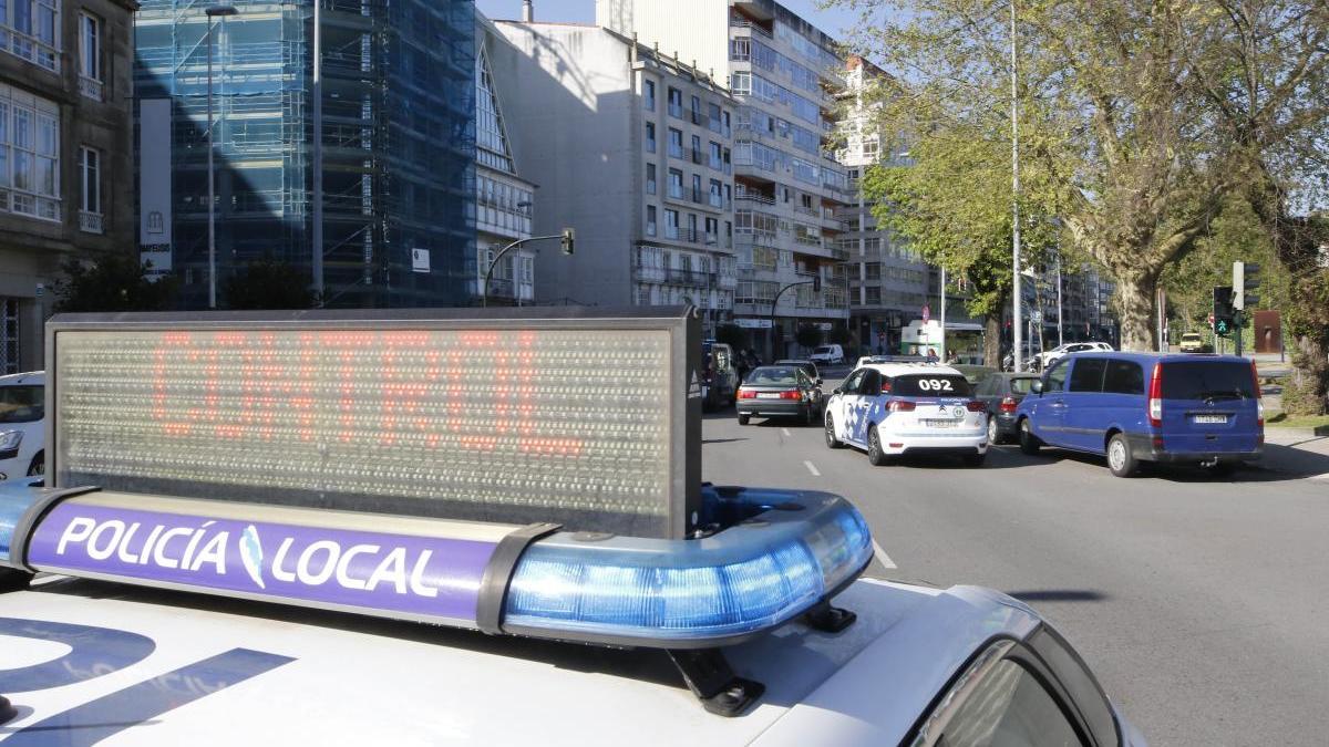 Un control de la Policía Local en Vigo. // Alba Villar