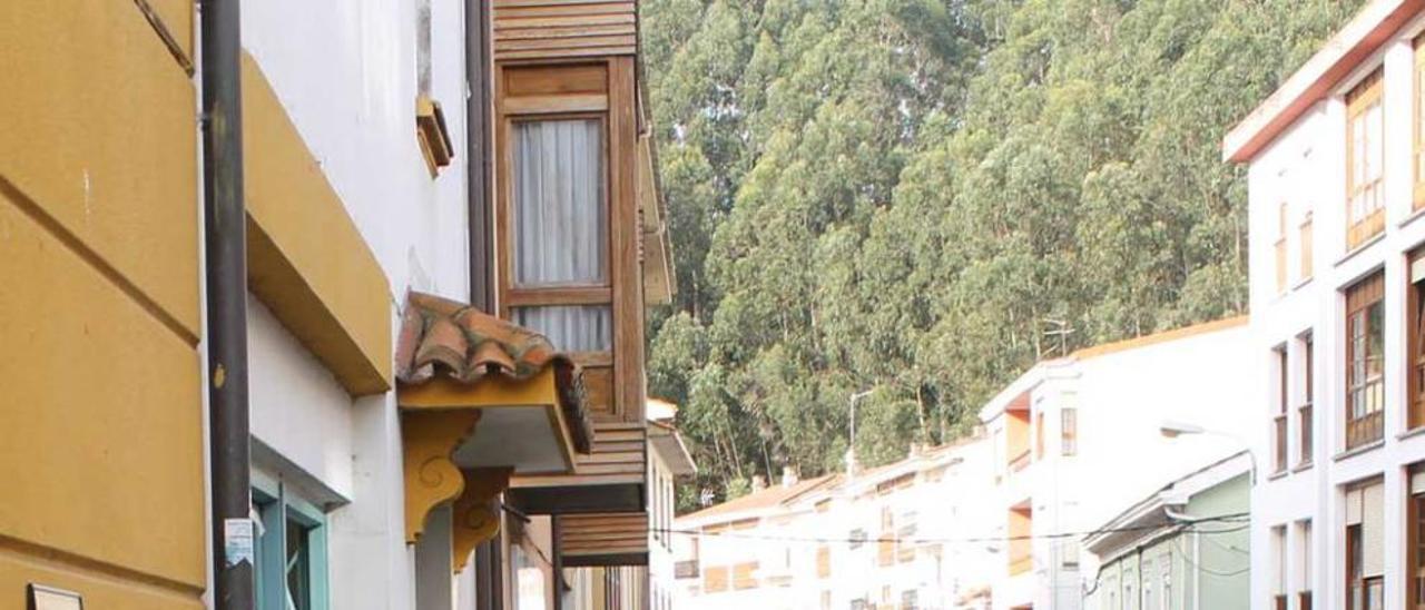 El exalcalde Francisco González, llegando al Juzgado de Cudillero.