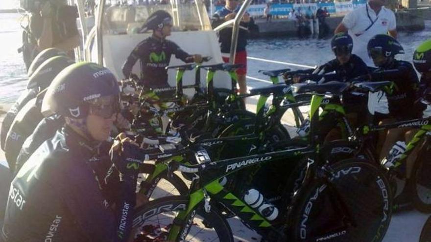 Ciclistas del Movistar durante el traslado en la embarcación hasta la batea.  // Noé Parga