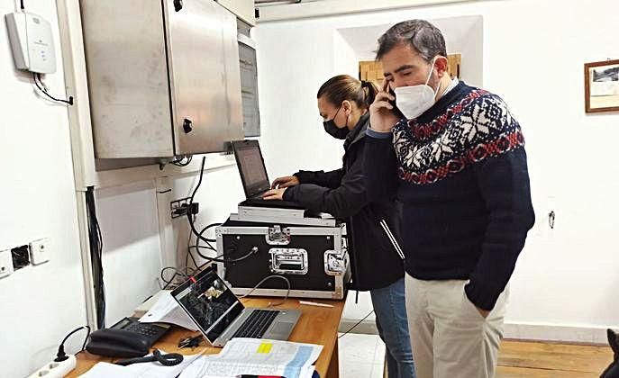 Emilio Antonio Fernández y Henar Parra, de EDP, durante el simulacro.