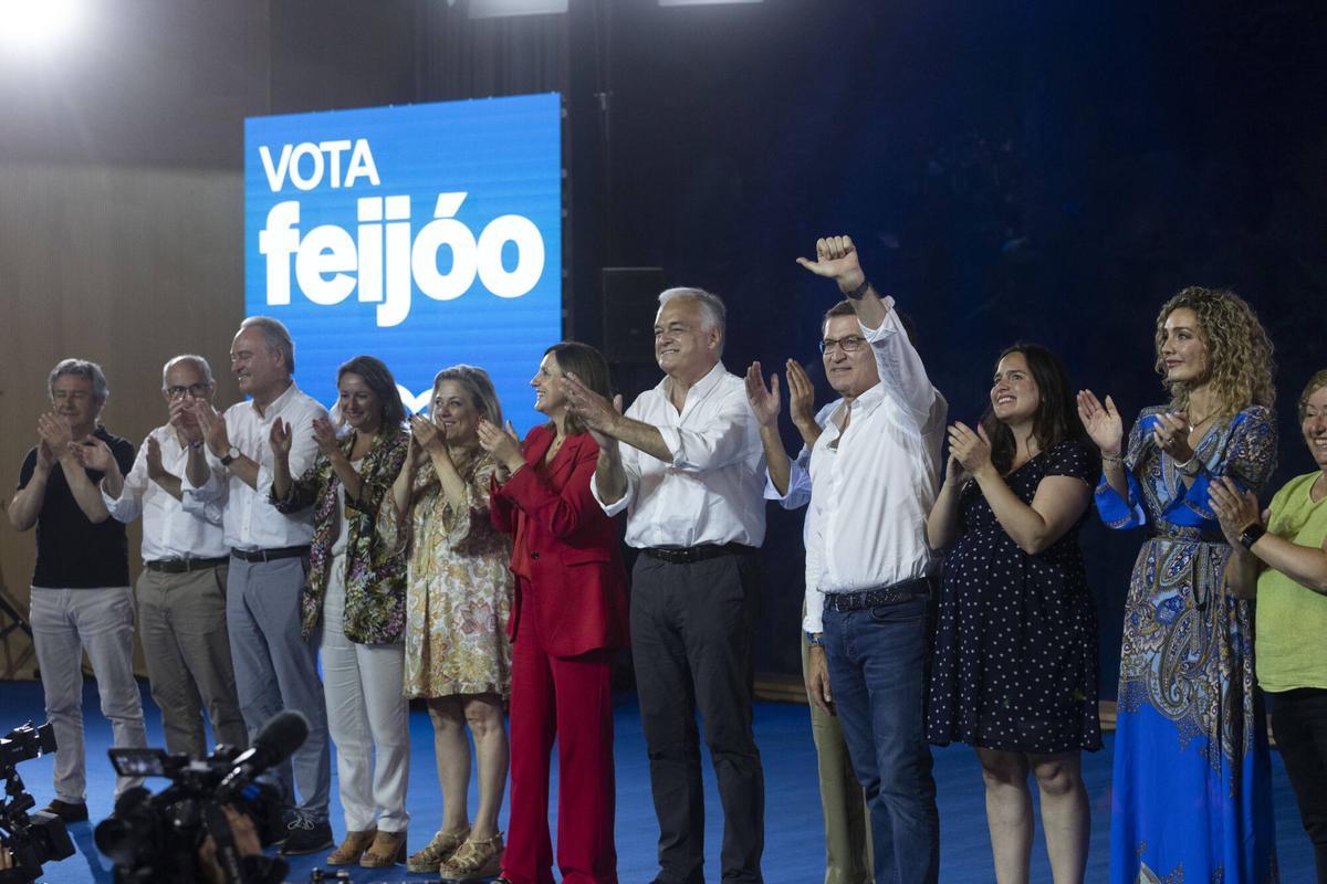 Alma Alfonso, la segunda por la derecha, en un acto de campaña de Feijóo en València, en julio de 2023.
