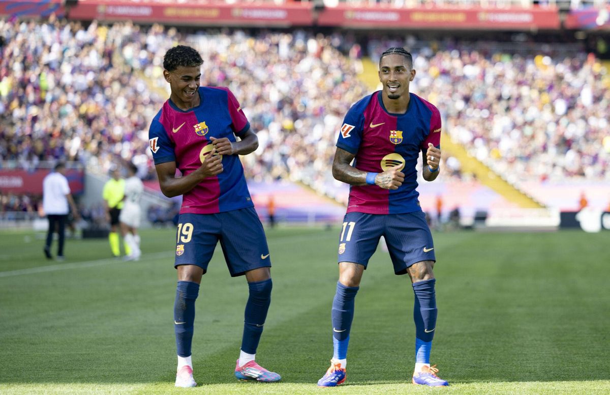 Lamine Yamal baila con Raphinha en un partido del Barça.