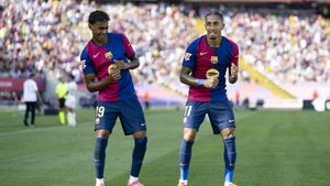 Lamine Yamal baila con Raphinha en un partido del Barça.