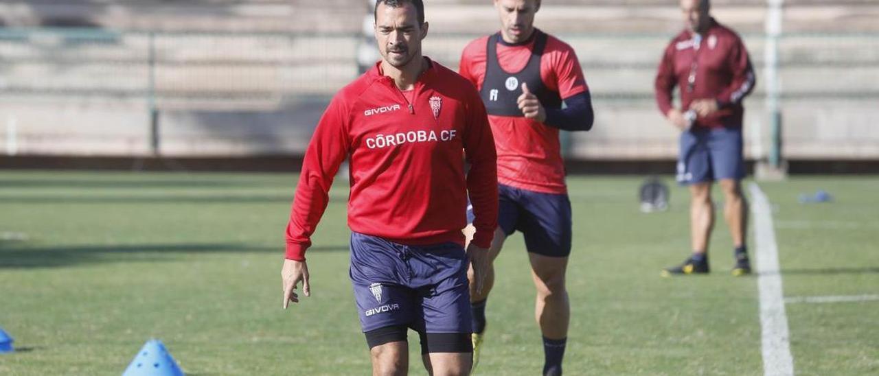 Miguel de las Cuevas, en un entrenamiento del Córdoba CF en la Ciudad Deportiva, esta temporada.