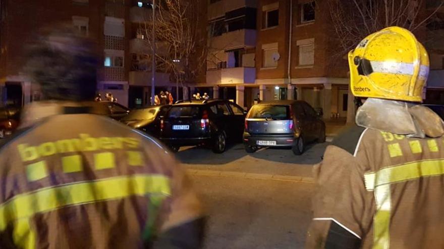 Dos bombers al barri de la Balconada de Manresa, aquest dimecres al vespre.