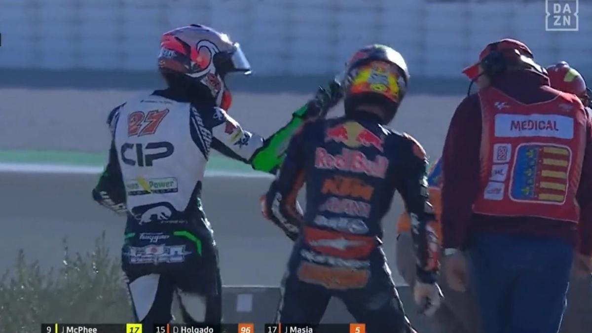 Imagen de la pelea de Kaito Toba y Jaume Masiá en Moto3.