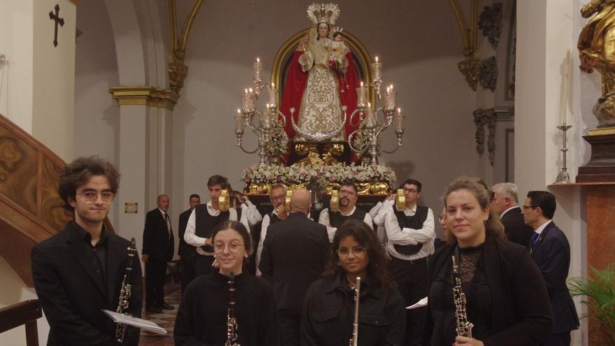 Procesión de la Virgen del Rosario organizada por la Agrupación de Glorias