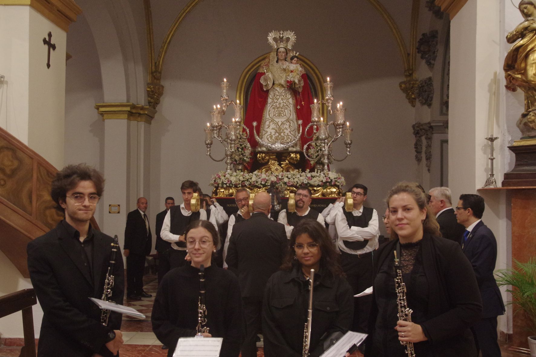 Procesión de la Virgen del Rosario organizada por la Agrupación de Glorias