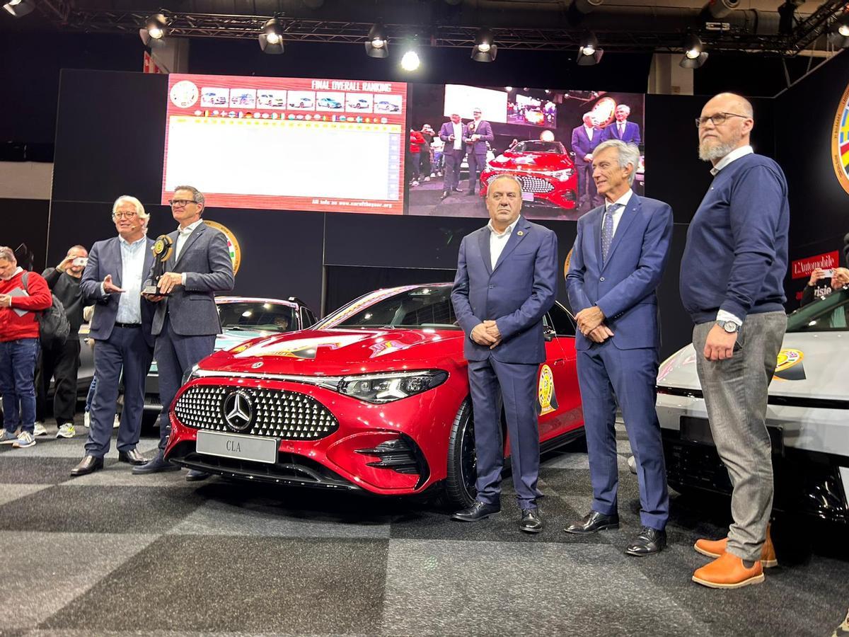 Entrega del premio de Mejor Coche del Año de Europa 2026 al Mercedes-Benz CLA en el salón internacional del automóvil de Bruselas