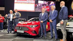 Entrega del premio de Mejor Coche del Año de Europa 2026 al Mercedes-Benz CLA en el salón internacional del automóvil de Bruselas