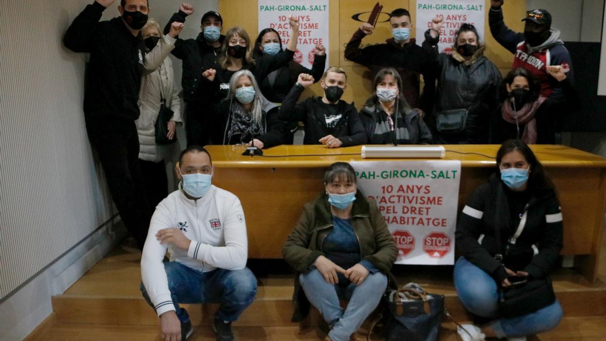 Alguns dels afectats pels desnonaments a la sala de premsa del Col·legi de Periodistes de Girona