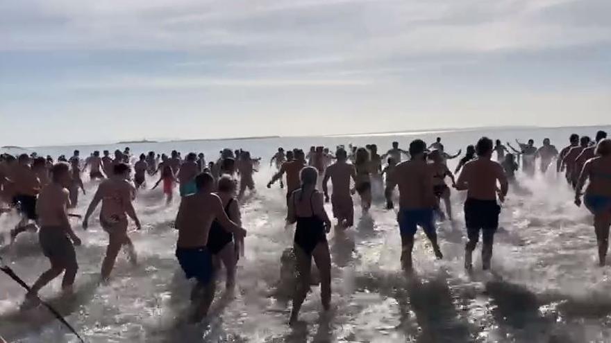 VÍDEO: Primer baño multitudinario de 2023 en ses Salines de Ibiza