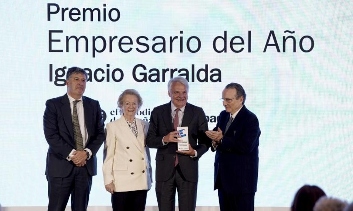 De izquierda a derecha, José Manuel Candela, director general adjunto y director territorial centro de Banco Sabadell; Arantza Sarasola, vicepresidenta de Prensa Ibérica; Ignacio Garralda, presidente de Mutua y Javier Moll, presidente de Prensa Ibérica.