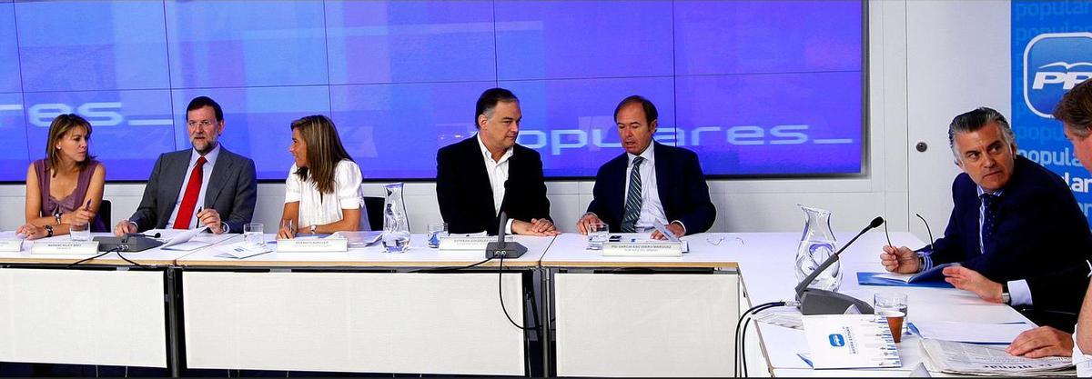 Reunión en la sede del PP en la que aparecen María Dolores de Cospedal, Mariano Rajoy, Ana Mato y a la derecha Luis Bárcenas