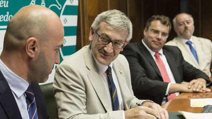 Por la izquierda, el directivo de Axalta Kolja Hosch, el rector, García Granda; el director de Recursos Humanos de Axalta, Juan Antonio Rodríguez Marín, y el decano de Económicas, Julio Tascón, ayer, en Oviedo.