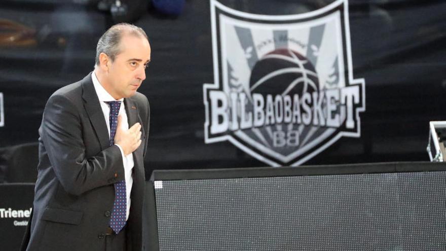 El entrenador del Valencia Basket, Txus Vidorreta, recibe el aplauso de su antigua afición al inicio del partido contra el RETAbet Bilbao Basket.