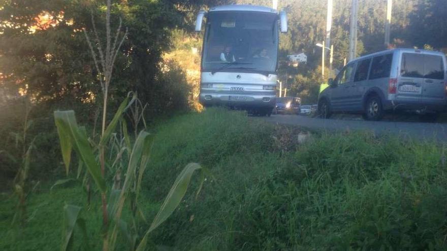 El autobús escolar circulando de forma muy peligrosa por la carretera San Benito-Liñares. // S.A.