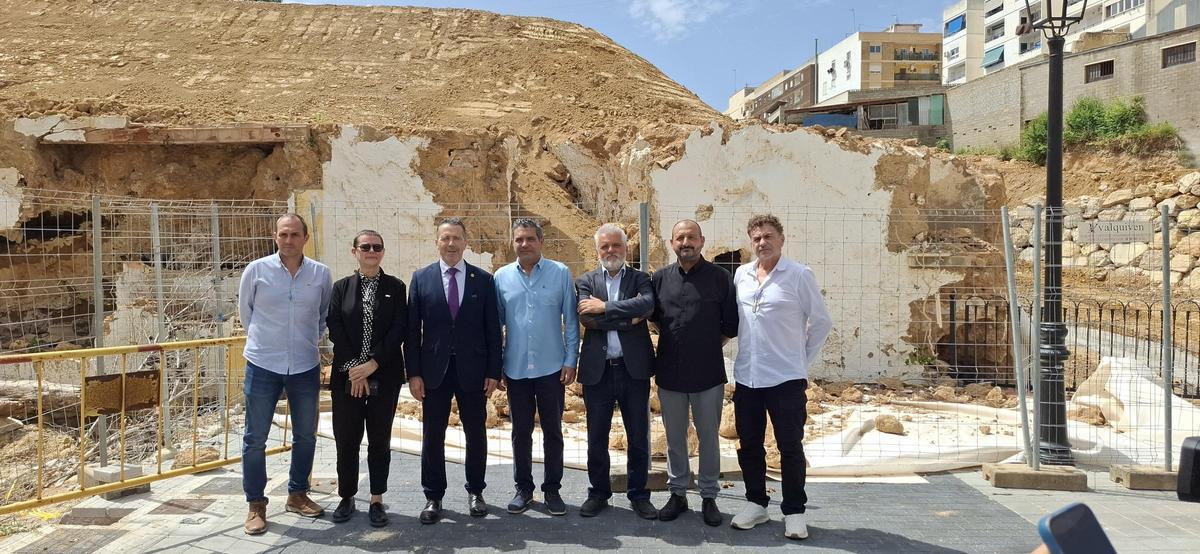 Visita del Rector de la UPV a Chiva para el mural dedicado a los voluntarios de la dana.