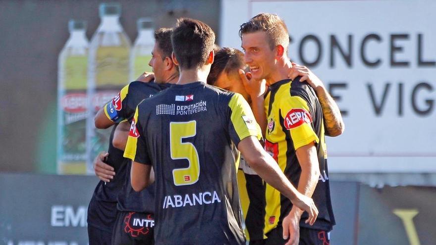 Los jugadores del Rápido celebran un gol. // J. Lores