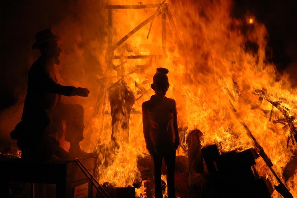 Una de las fallas de Valencia ardiendo en la noche de la 'Cremá'.