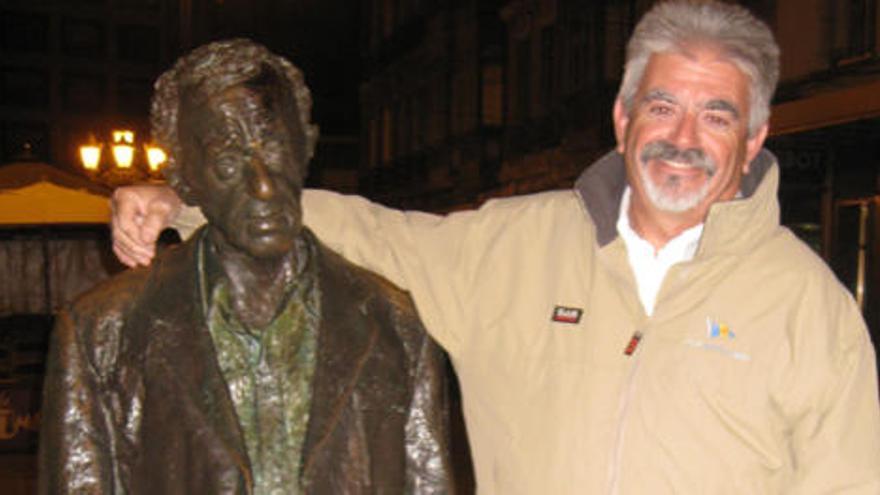 En Asturias, hace dos años, con la estatua de su admirado Woody Allen.