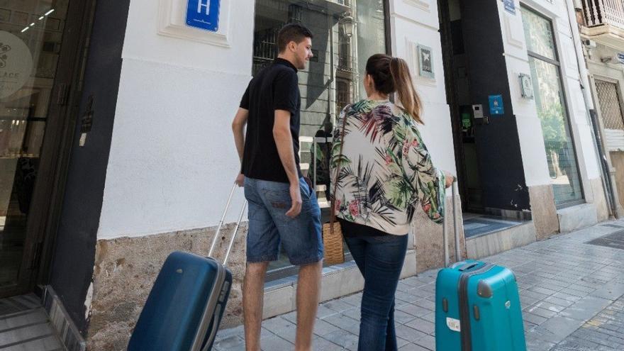 España supera por primera vez las llegadas de turistas prepandemia y marca un nuevo récord