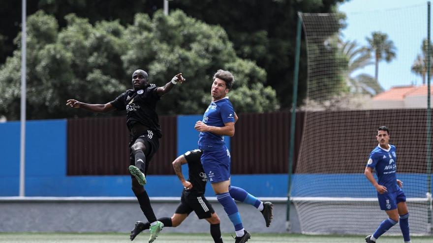 Diop, del Marino –con uniforme negro–, lucha por un balón aéreo con Stephane, del San Fernando, ayer. | | SAN FERNANDO