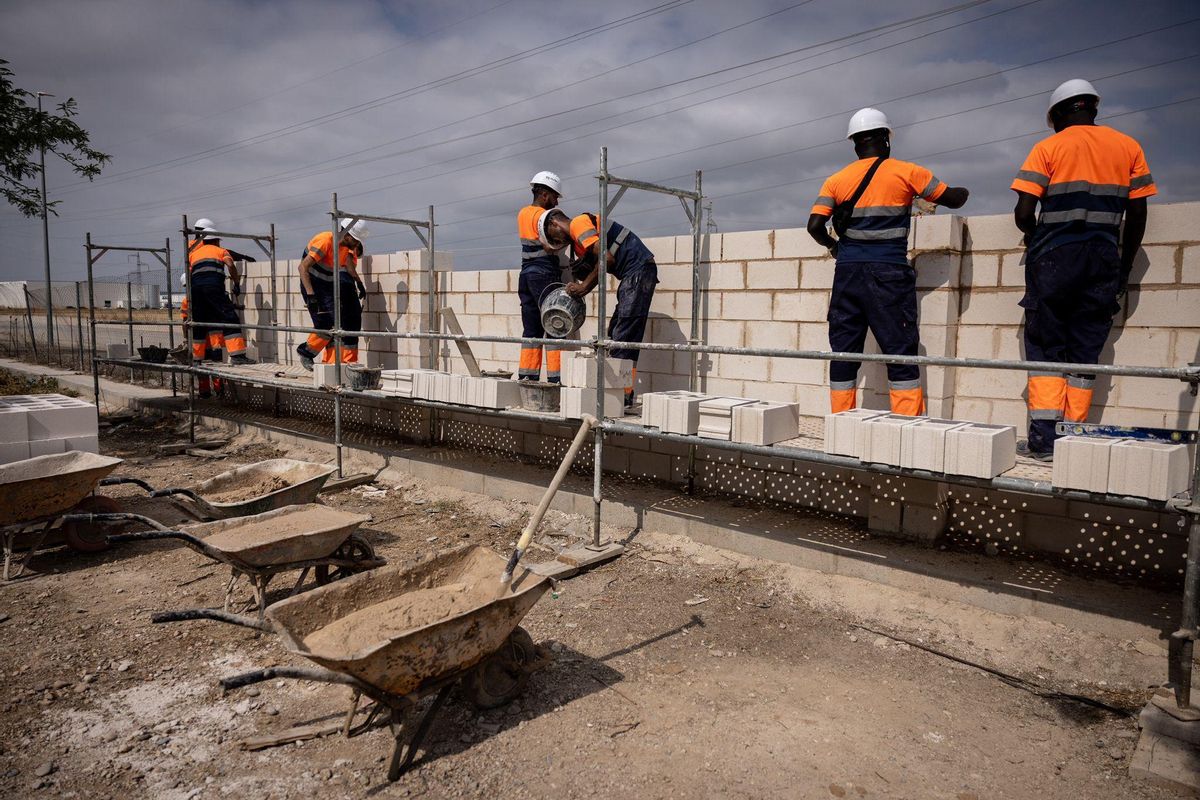 Varios alumnos de la Fundación Laboral de la Construcción asientan ladrillos durante su jornada formativa, este viernes.