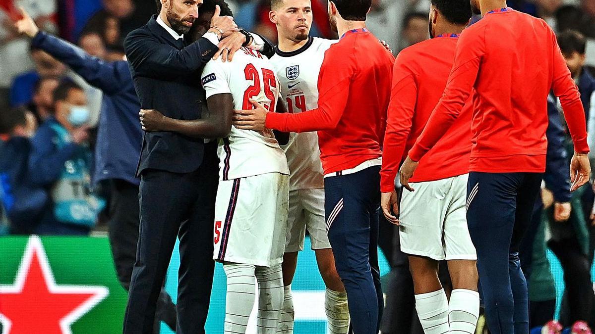 Southgate consuela a Saka, el futbolista que falló el último lanzamiento. |  // EFE