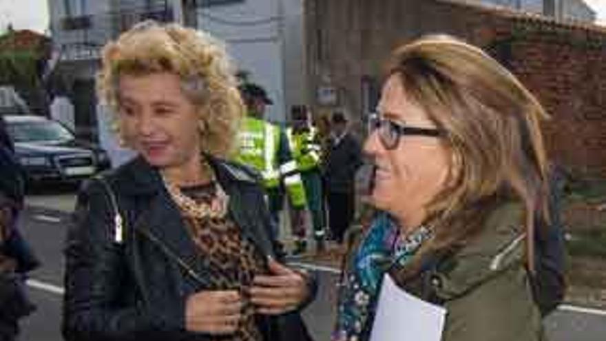 Atilana Martínez (izquierda), junto a la presidenta de la Diputación.
