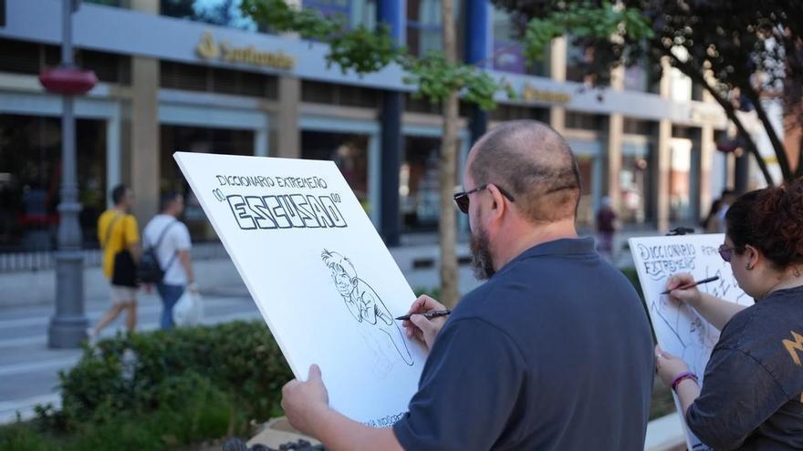 FOTOGALERÍA | Cómic gigante de palabras extremeñas en el paseo de San Francisco de Badajoz por la XVII Salita del Cómic