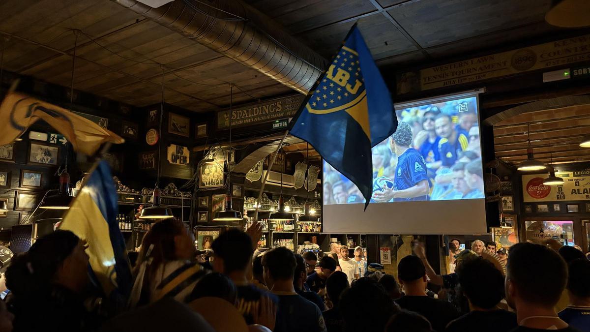 La afición anima sin cesar durante el Boca-Auckland City