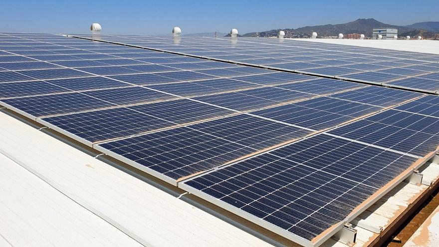 La firma malagueña de alimentación Sanamar instala 300 paneles solares en su cubierta