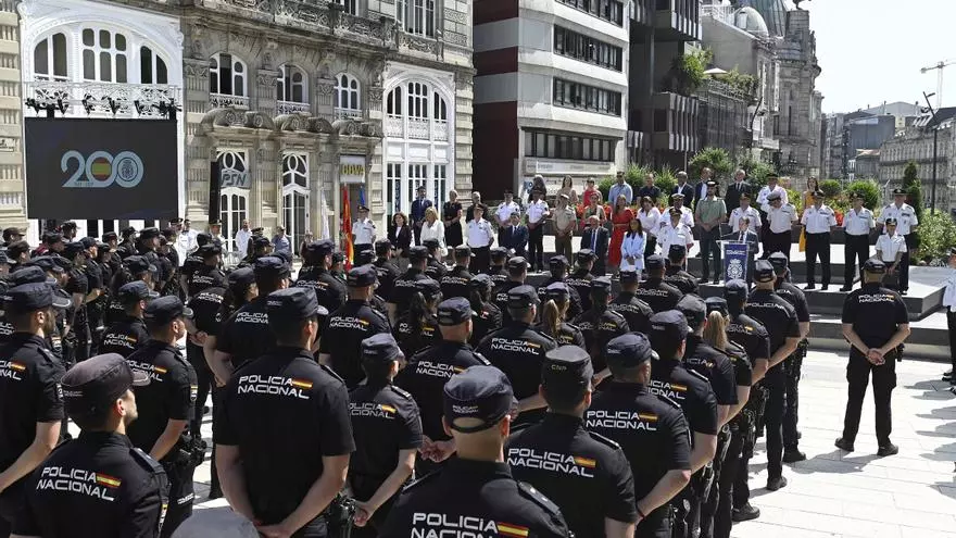 La Puerta del Sol da la bienvenida a los 117 agentes e inspectores que se incorporan en prácticas a las comisarías galegas