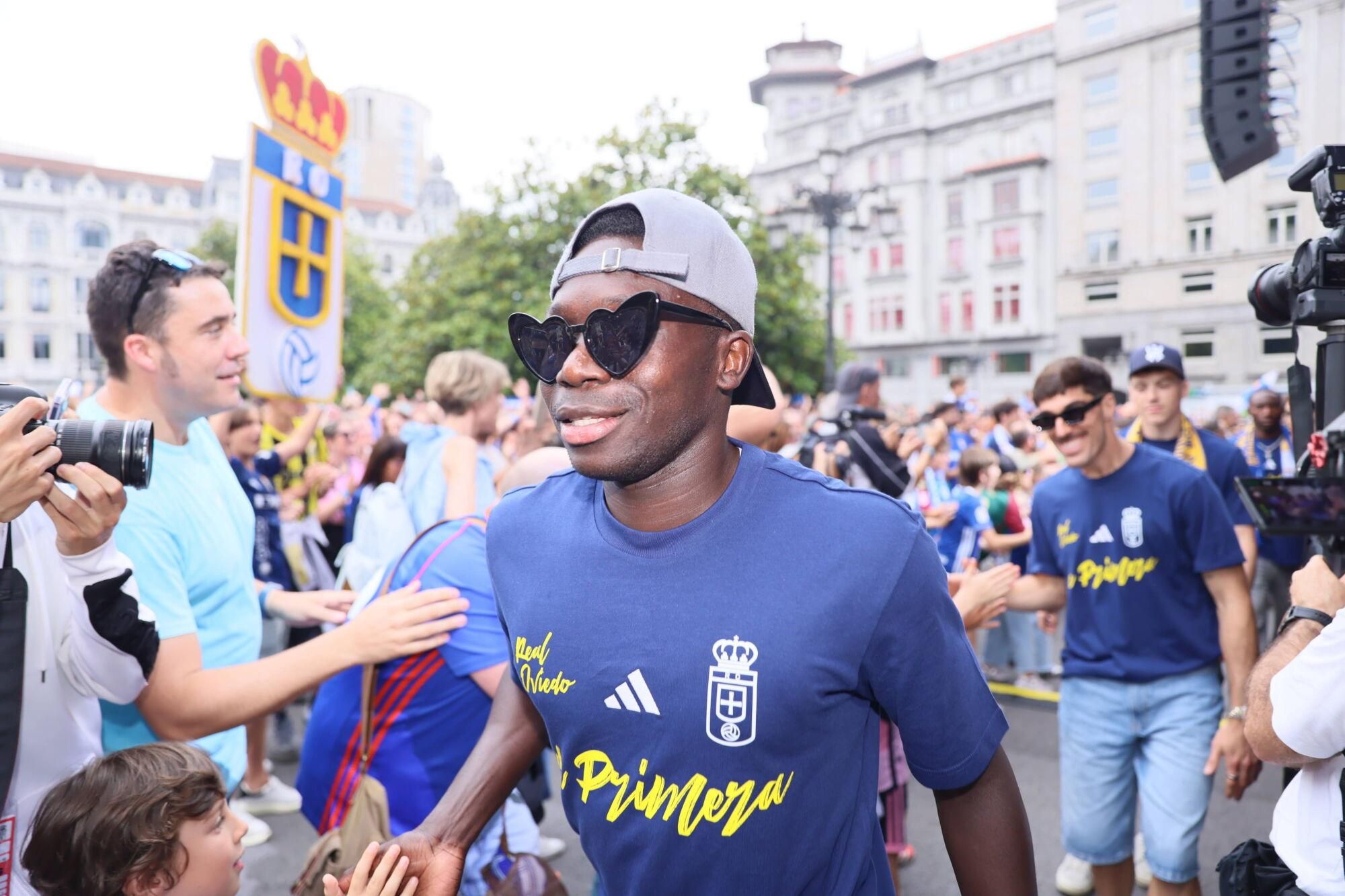Locura azul en las calles de Oviedo para celebrar el ascenso del equipo a Primera División