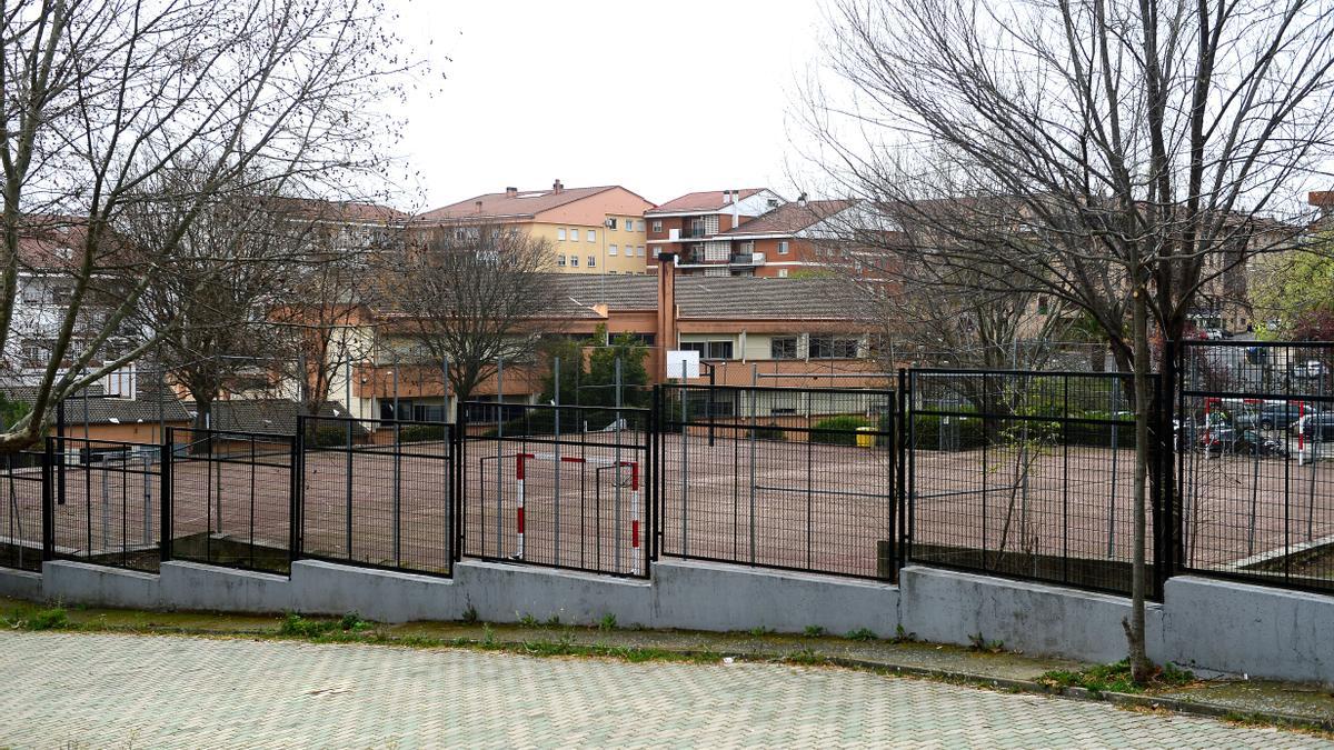 Pista deportiva del instituto de Plasencia, con el centro al fondo.